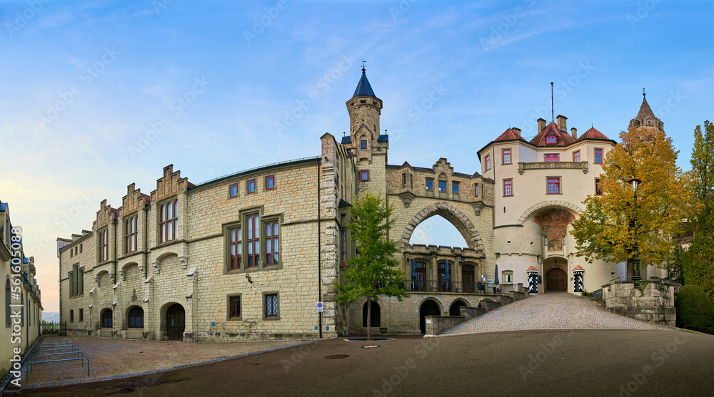 Das in Baden Württemberg (Deutschland) liegende Hohenzollernschloss in Sigmaringen, Panorama von der Eingangsseite