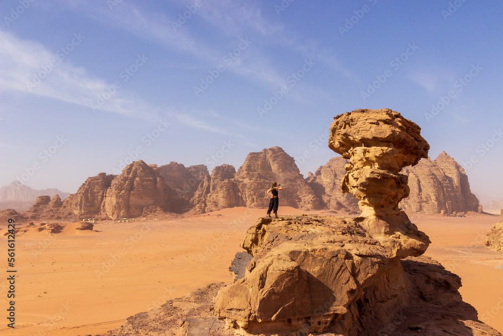 Blonde Frau bestaunt Felsformationen in Wadi Rum, Jordanien Blonde Frau bestaunt Felsformationen in Wadi Rum, Jordanien