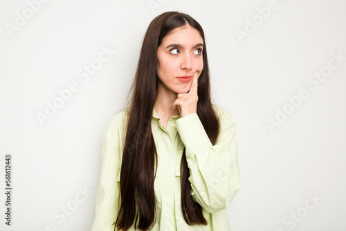 Young caucasian woman isolated on white background contemplating, planning a strategy, thinking about the way of a business. © Asier