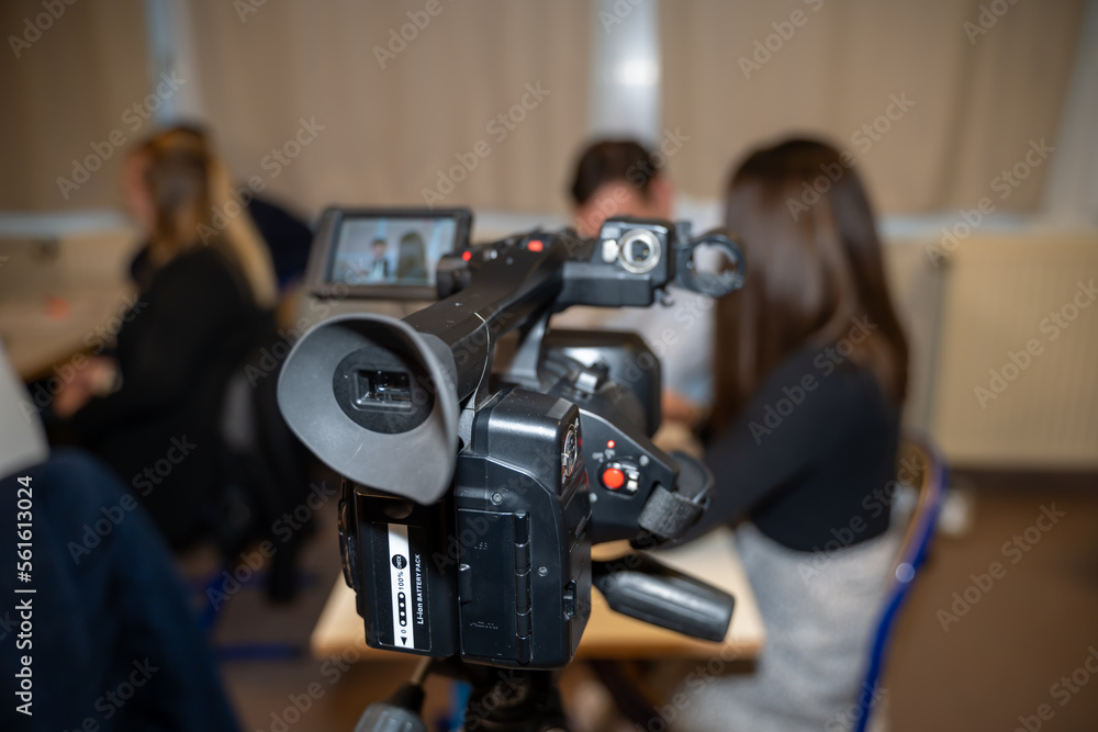 arrière d'une caméra pendant un tournage avec un couple caché arrière d'une caméra pendant un tournage avec un couple caché