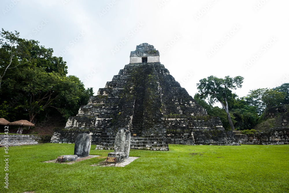 Φωτογραφία Stelae in front of the temple of the great jaguar in Tikal