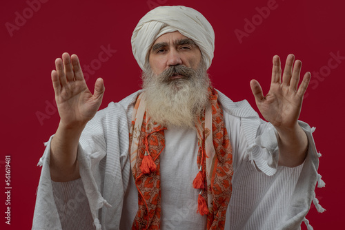 Fototapete Senior man in a turban is associated with a Hindu, Jain, Buddhist