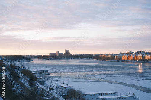Fototapeta Naklejka Na Ścianę i Meble -  frozen lake in the city