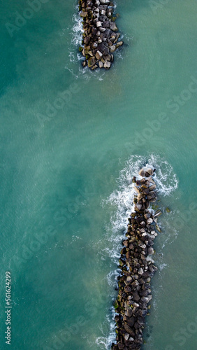 Mare con scogli visto dall'alto