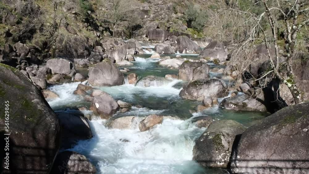 4k vídeo. Slow motion de movimiento de agua turquesa en un río con la sombra de una persona caminando