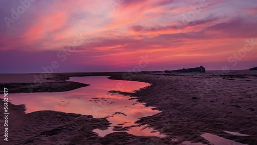 Timelapse coucher de soleil plage marée basse couleurs rose 4K
