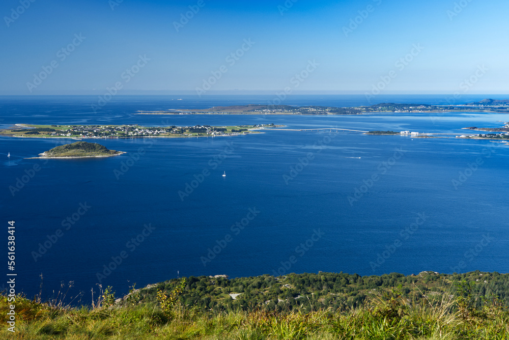 Blick auf Fjordlandschaft mit Inseln bei Ålesund vom Gipfel Sukkertoppen