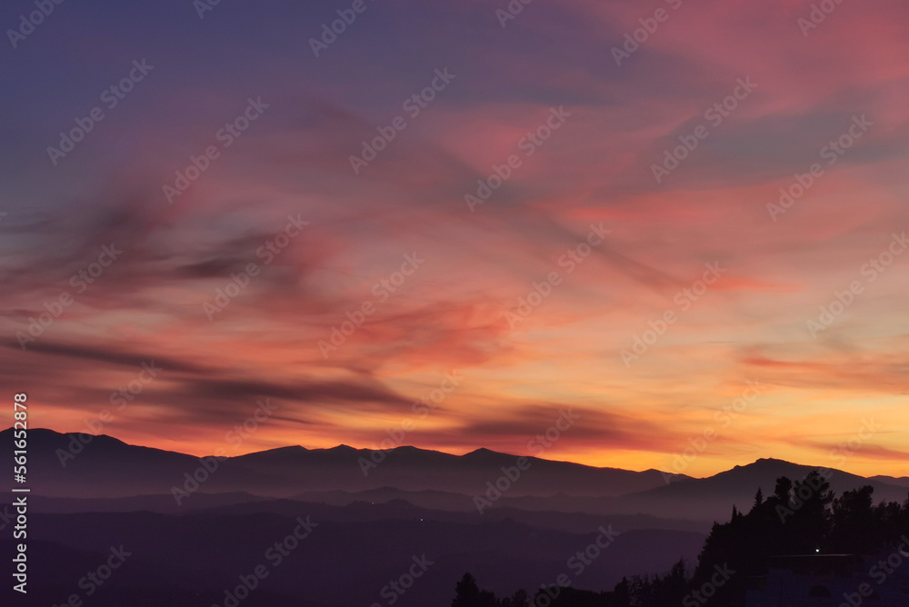 Obraz premium Rosso tramonto di sera sulle montagne dell’Appennino
