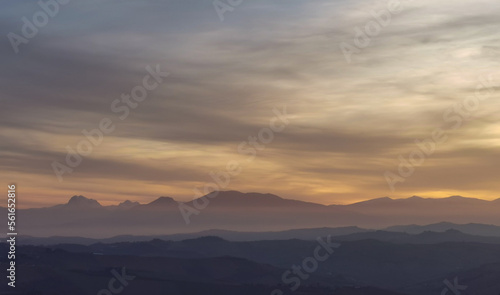 Il sole tra le nuvole sulle montagne © GjGj
