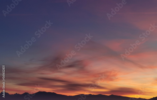 Rosso tramonto di sera sulle montagne dell   Appennino