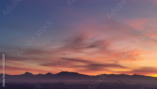 Rosso tramonto di sera sulle montagne dell’Appennino photo