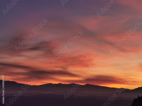 Rosso tramonto di sera sulle montagne dell   Appennino