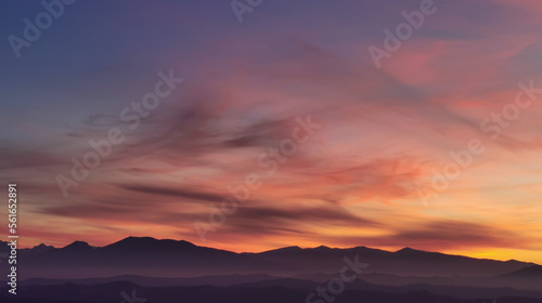 Rosso tramonto di sera sulle montagne dell’Appennino © GjGj