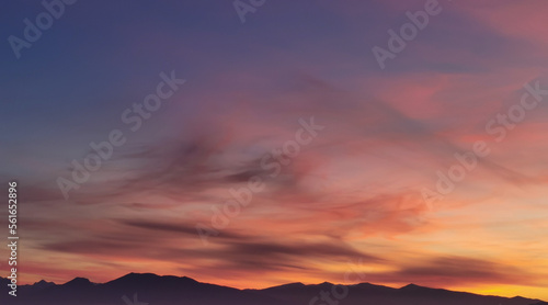 Rosso tramonto di sera sulle montagne dell’Appennino photo