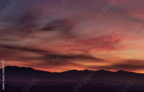 Rosso tramonto di sera sulle montagne dell’Appennino © GjGj