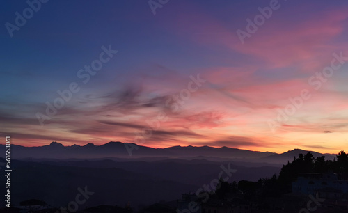 Rosso tramonto di sera sulle montagne dell’Appennino