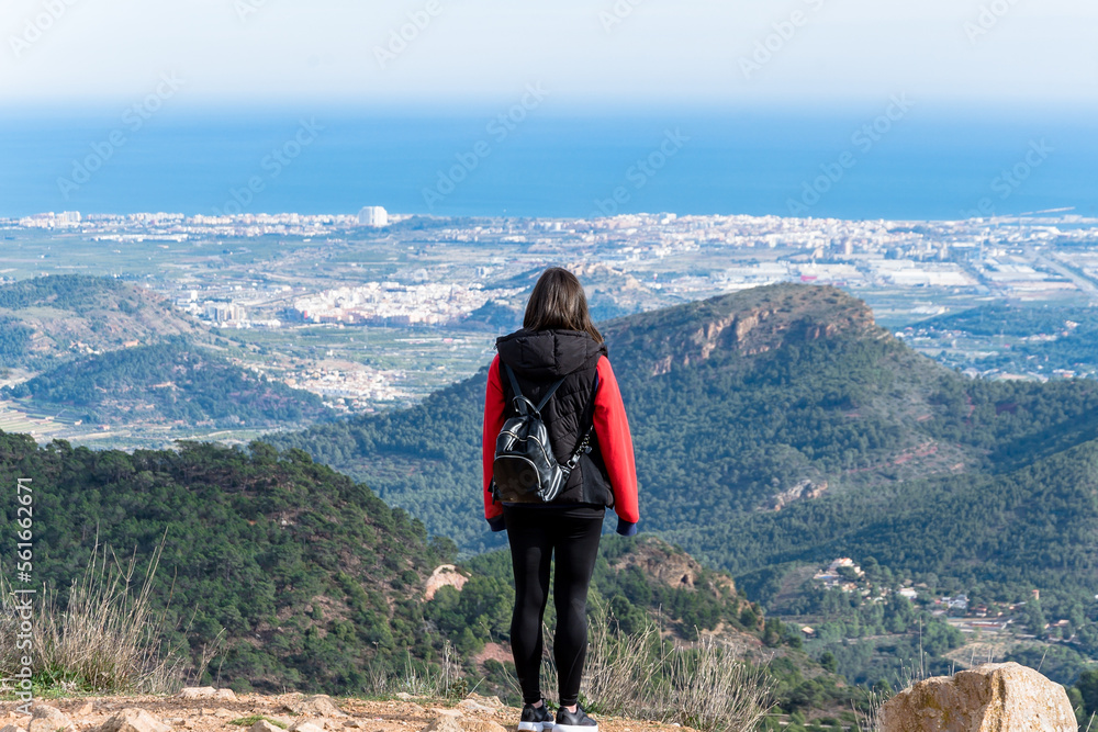 Obraz premium Joven excursionista disfrutando de las vistas de Sagunto desde la Sierra Calderona (Valencia)