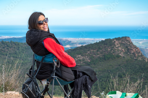 Photos Joven excursionista disfrutando de las vistas de Sagunto desde la Sierra Caldero