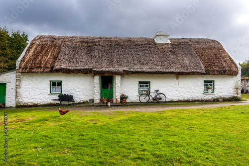 Foto Traditional thatch roof cottage in Ireland