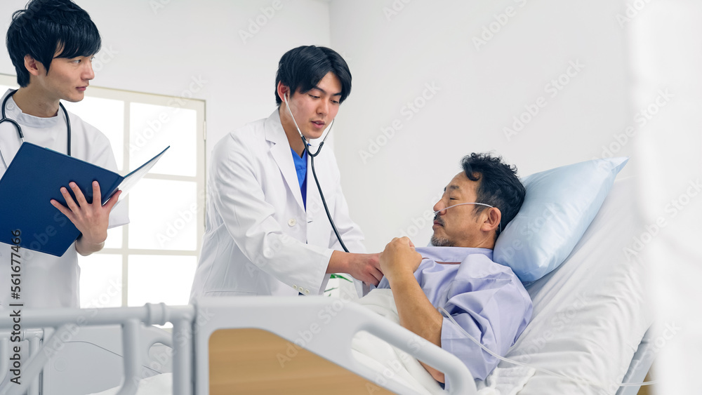 病室で診察を受ける入院患者 病室で診察を受ける入院患者