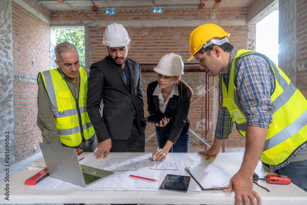 The engineer talks to the contractor to supervise and plan the work. The engineer talks to the contractor to supervise and plan the work.
