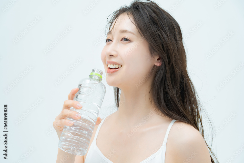 水を飲む女性 水を飲む女性