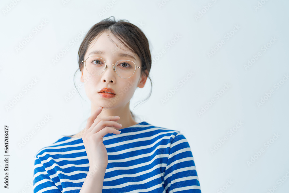 メガネをかけた女性 メガネをかけた女性