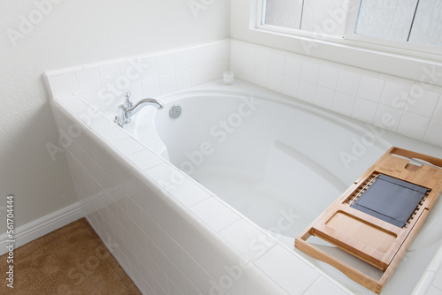 Fotografie A view of a bathroom hot tub.