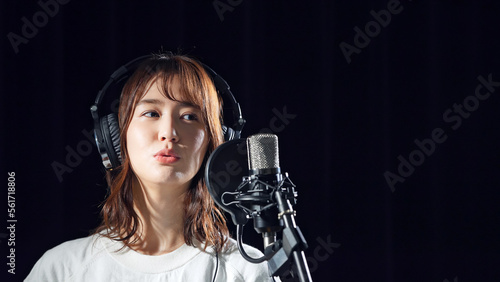 スタジオでレコーディングする女性歌手 photo