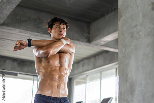Fotografía Caucasian topless young man warm up exercise before workout at gym