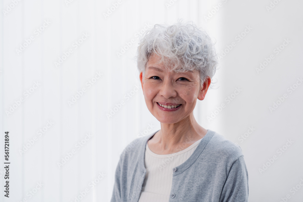 生き生きとほほえむシニアの女性 生き生きとほほえむシニアの女性