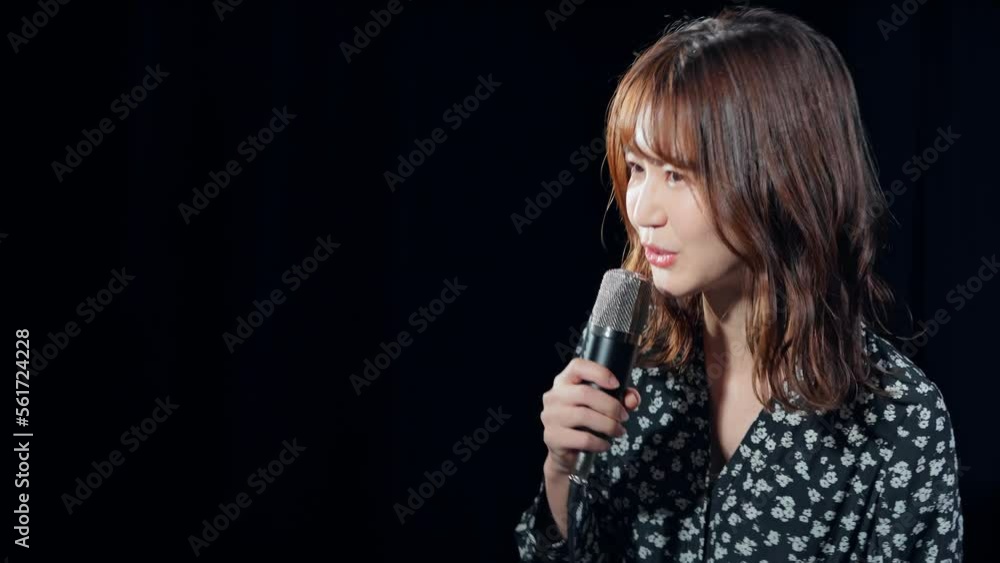 スポットライトを浴びて歌う女性 ライブ コンサート カラオケ スポットライトを浴びて歌う女性 ライブ コンサート カラオケ