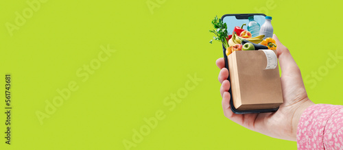 Online grocery shopping app on smartphone © stokkete