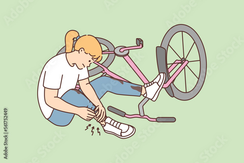 Small girl fall from bike injure leg