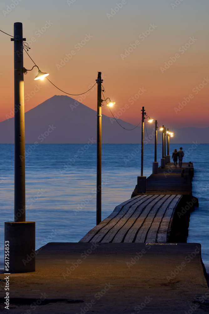 Naklejka premium レトロ桟橋と富士山の夕暮れ 原岡海岸 岡本桟橋