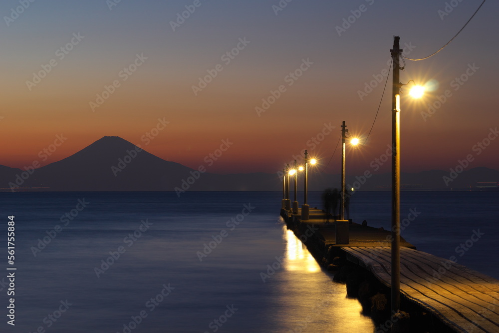 Naklejka premium レトロ桟橋と富士山の夕暮れ 原岡海岸 岡本桟橋