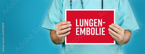 Lungenembolie. Arzt zeigt rotes Schild mit medizinischen Wort. Blauer Hintergrund.