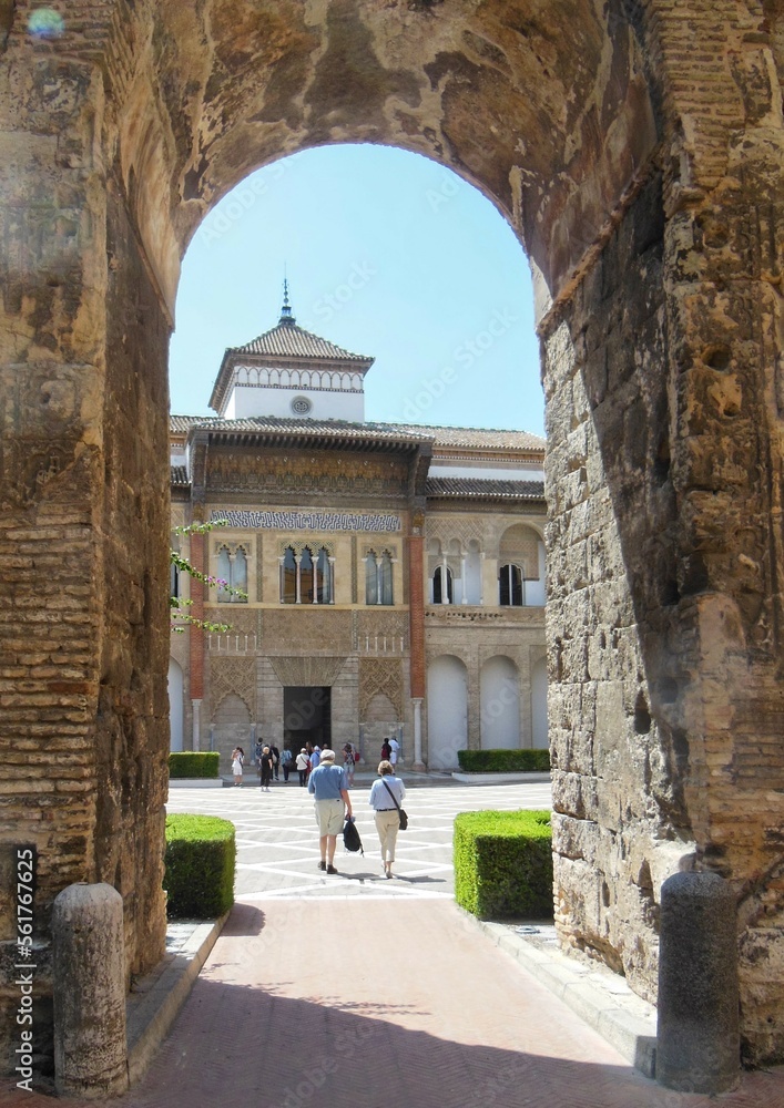 Vue à travers arc d'un bâtiment historique