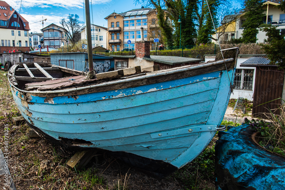 Ausgedientes altes Fischerboot im Seebad Bansin Ausgedientes altes Fischerboot im Seebad Bansin