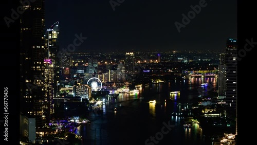 Wallpaper Mural Time lapse : A river runs through the city heart of the capital at night. Filled with dazzling lights that highlight the architectural magnificence of the buildings. Torontodigital.ca
