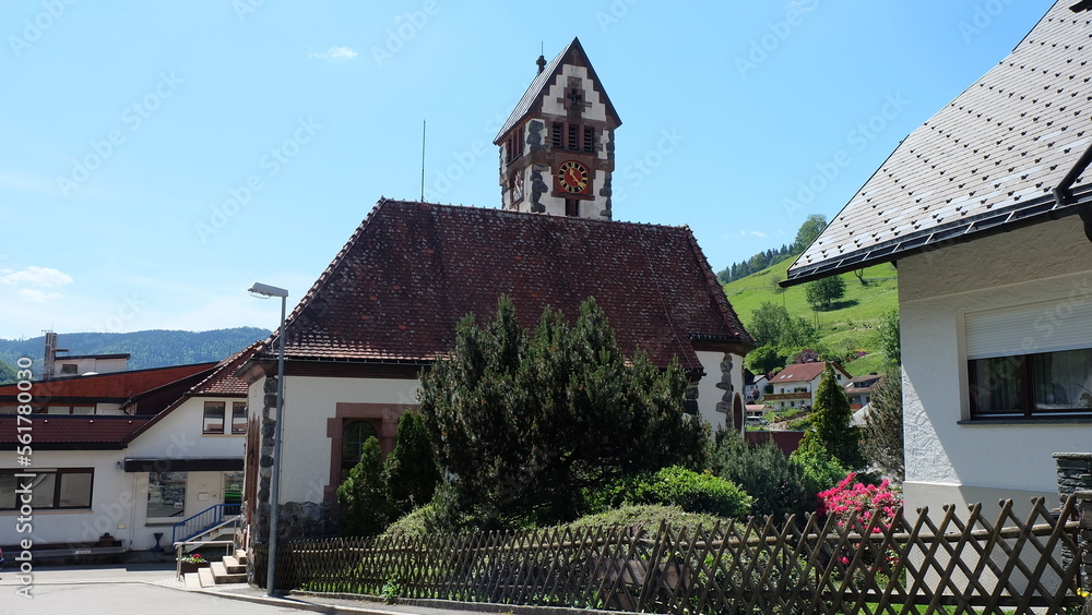 Kirchturm im Dorf vom Schwarzwald Kirchturm im Dorf vom Schwarzwald