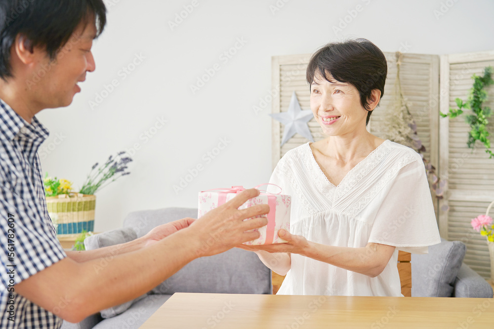 夫にプレゼントをあげる妻 夫にプレゼントをあげる妻