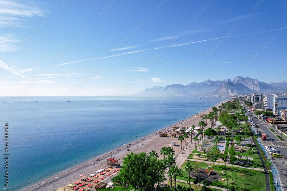 Naklejka premium Aerial view of beautiful blue gulf and Konyaalti beach in popular resort city Antalya, Turkey.