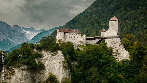 Schloss Brunnenburg und Schloss Tirol vom Trappeinerweg aus fotografiert