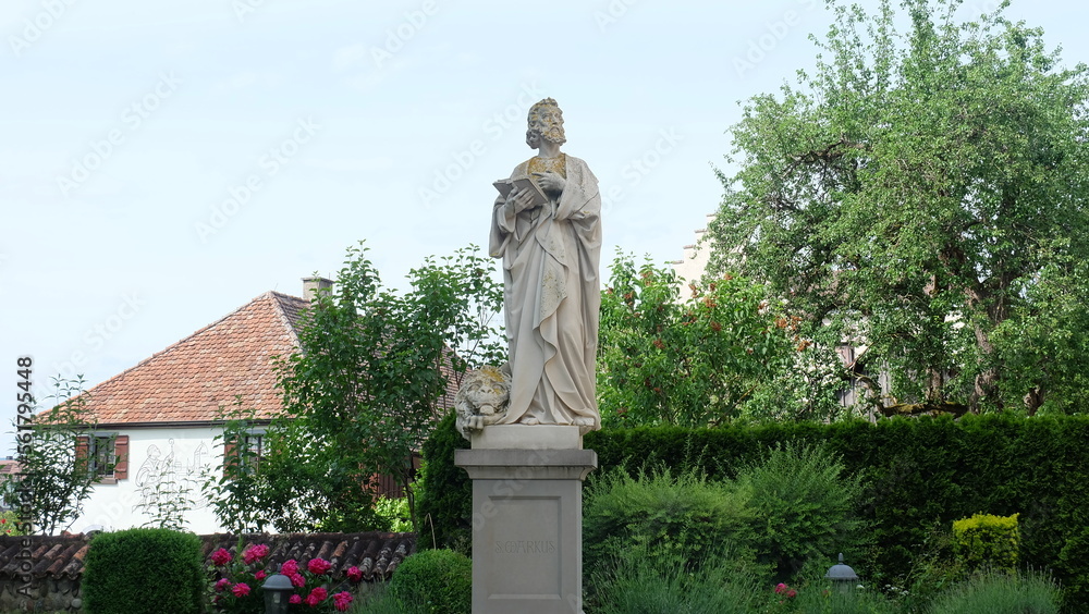 Obraz premium Heiliger Sankt Markus Statue vor Münster St. Maria und Markus auf Reichenau am Bodensee
