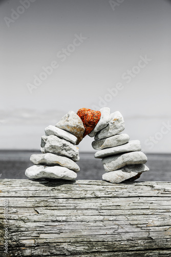 Steinbrücke mit Rotem Schlussstein aus Kieselsteine gebaut vor blauem Himmel