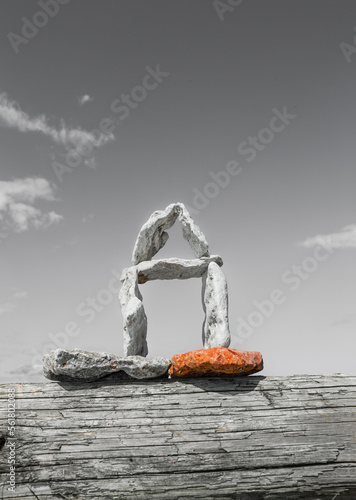 Steinhaus aus Kieselsteine gebaut vor blauem Himmel