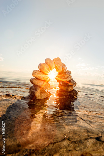 Steinbogen im Wasser bei Sonnenuntergang
