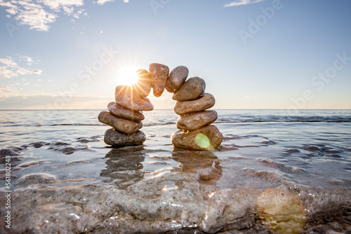 Steinbogen im Wasser bei Sonnenuntergang