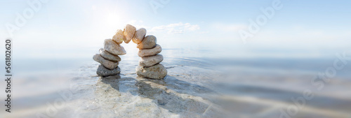 Steinbogen im Wasser mit unscharfem Hintergrund